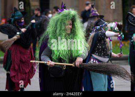 Femme habillée comme sorcières de l'organisation femmes wont Wheesht se produire à George Square, Glasgow, au début du sommet de Cop26 dans la ville.Date de la photo: Dimanche 31 octobre 2021. Banque D'Images