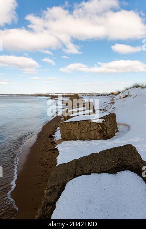 Des pièges en béton enneigés le long de la côte britannique à Suffolk.Vestiges des défenses alliées pour protéger l'Angleterre d'une invasion allemande Banque D'Images