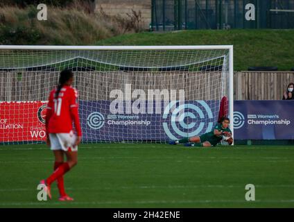 Londres, Royaume-Uni.31 octobre 2021.Londres, Angleterre, 31 octobre 20 Eartha Cumings (13 Charlton Ath) bloque un tir pendant le match de championnat FA Womens entre Charlton Ath et Sunderland à l'Oakwood à Londres, Angleterre crédit: SPP Sport Press photo./Alamy Live News Banque D'Images