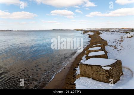 Des pièges en béton enneigés le long de la côte britannique à Suffolk.Vestiges des défenses alliées pour protéger l'Angleterre d'une invasion allemande Banque D'Images
