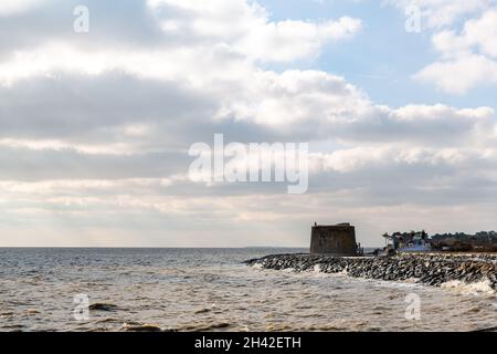 Une tour Martello, une structure défensive de l'époque napoléonienne sur la côte est du Suffolk en Grande-Bretagne Banque D'Images