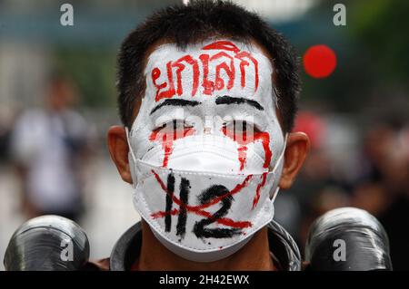 Bangkok, Thaïlande.31 octobre 2021.Un manifestant portant de la peinture pour le visage pendant la démonstration.Des manifestants antigouvernementaux se sont rassemblés à l'intersection de Ratchaprasong à Bangkok pour réclamer la démission du Premier ministre Prayuth Chan-ocha et l'abolition de la loi de 112 sur la lèse-majeste.Crédit : SOPA Images Limited/Alamy Live News Banque D'Images