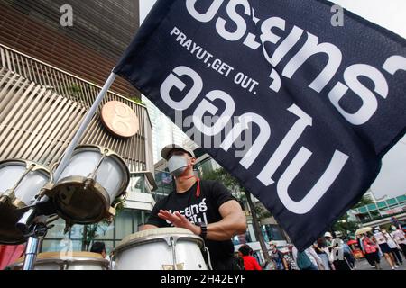 Bangkok, Thaïlande.31 octobre 2021.Un manifestant a vu jouer un tambour pendant la démonstration.Des manifestants antigouvernementaux se sont rassemblés à l'intersection de Ratchaprasong à Bangkok pour réclamer la démission du Premier ministre Prayuth Chan-ocha et l'abolition de la loi de 112 sur la lèse-majeste.Crédit : SOPA Images Limited/Alamy Live News Banque D'Images