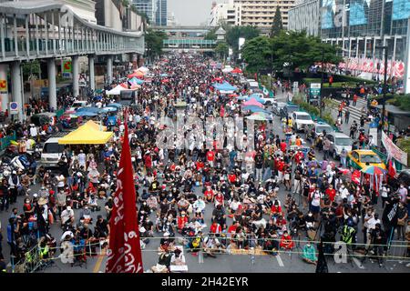 Bangkok, Thaïlande.31 octobre 2021.Les manifestants défilant dans la rue pendant la manifestation.Des manifestants antigouvernementaux se sont rassemblés à l'intersection de Ratchaprasong à Bangkok pour réclamer la démission du Premier ministre Prayuth Chan-ocha et l'abolition de la loi de 112 sur la lèse-majeste.Crédit : SOPA Images Limited/Alamy Live News Banque D'Images