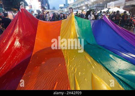 Bangkok, Thaïlande.31 octobre 2021.Les manifestants thaïlandais LGBT pro-démocratie portent un drapeau arc-en-ciel pendant la manifestation.Des manifestants antigouvernementaux se sont rassemblés à l'intersection de Ratchaprasong à Bangkok pour réclamer la démission du Premier ministre Prayuth Chan-ocha et l'abolition de la loi de 112 sur la lèse-majeste.Crédit : SOPA Images Limited/Alamy Live News Banque D'Images