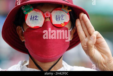 Bangkok, Thaïlande.31 octobre 2021.Un manifestant rend hommage à trois doigts pendant la démonstration.Des manifestants antigouvernementaux se sont rassemblés à l'intersection de Ratchaprasong à Bangkok pour réclamer la démission du Premier ministre Prayuth Chan-ocha et l'abolition de la loi de 112 sur la lèse-majeste.Crédit : SOPA Images Limited/Alamy Live News Banque D'Images