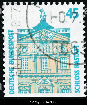 POLTAVA, UKRAINE - 31 octobre 2021.Timbre d'époque imprimé en Allemagne vers 1990 montre le château de Rastatt et Helgoland Banque D'Images