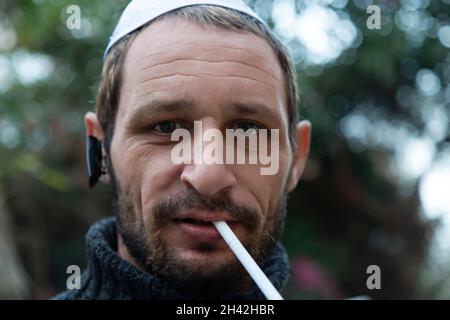 Homme juif portant le kippa en hébreu ou yarmucke avec des arbres verts en arrière-plan, barbe portant un sweat-shirt noir.Portrait d'un homme d'âge moyen avec Banque D'Images