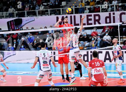 Trento, Italie.31 octobre 2021.Simone Anzani Spike Cucine Lube Civitanoca pendant ITAS Trentin vs Cucine Lube Civitanova, Volleyball Italien Serie A Men SuperLeague Championship Championship à trente, Italie, octobre 31 2021 crédit: Independent photo Agency/Alay Live News Banque D'Images