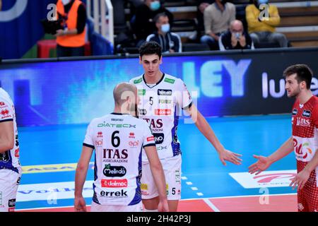 Trento, Italie.31 octobre 2021.Alessandro Michieletto Riccardo Sbertoli (ITAS Trentino) pendant ITAS Trentino vs Cucine Lube Civitanova, Volleyball Italien Serie A Men SuperLeague Championship Championship Championship à trente, Italie, octobre 31 2021 crédit: Independent photo Agency/Alay Live News Banque D'Images