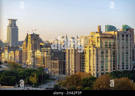 Shanghai, Chine - 20 novembre 2014: Le secteur riverain, sur le fleuve Huangpu, de Shanghai connu sous le nom de Bund dans la lumière du soleil tôt le matin.C'est un Banque D'Images