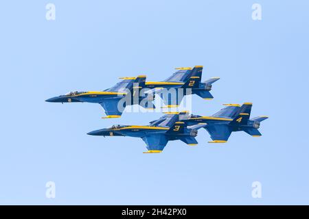 Formation de quatre avions de l'équipe de démonstration aérienne des Blue Angels des États-Unis, qui se produit à l'Airshow London SkyDrive. Banque D'Images