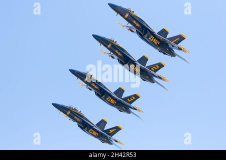 Une formation de quatre navires de l'équipe de démonstration des Blue Angels de la Marine des États-Unis se produit lors de l'événement Airshow London SkyDrive 2021 à London, en Ontario. Banque D'Images