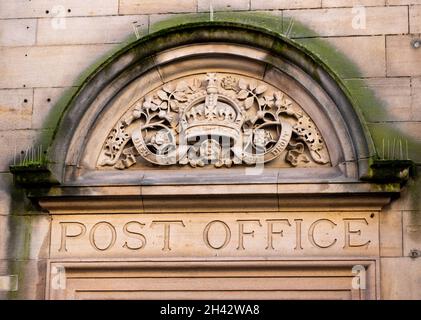 Les travaux de pierre décorative à l'entrée du bureau de poste dans la ville balnéaire de Whitby, octobre 2021 Banque D'Images