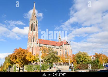 Munich, Allemagne.23 octobre 2021.Munich, Allemagne, 23 octobre 2021: Église Sainte Croix à Giesinger Berg à Munich, Giesing/usage éditorial seulement Sven Beyrich/SPP crédit: SPP Sport Press photo./Alamy Live News Banque D'Images