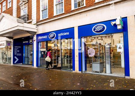 Epsom Surrey Londres, Royaume-Uni, octobre 31 2021, Boots Pharmacy and Opticiens Retail Store Shop Front avec logo Banque D'Images