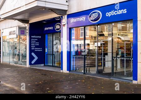 Epsom Surrey Londres, Royaume-Uni, octobre 31 2021, Boots Pharmacy and Opticiens Retail Store Shop Front avec logo Banque D'Images