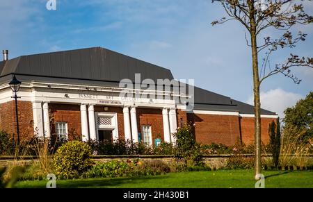 La vue de face et l'entrée de la galerie d'art Pannet et du musée Whitby situé dans le parc Pannet, octobre 2021 Banque D'Images