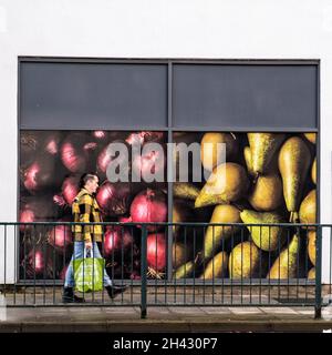Epsom Surrey London, Royaume-Uni, octobre 31 2021, One Man Walking passer devant Un supermarché Co-Op Advertising Board Carry Shopping Banque D'Images
