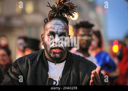 Piccadilly Circus, Londres, Royaume-Uni.31 octobre 2021.Les fêtards prennent part à une fête de danse d'Halloween, comprenant un groupe de Locals.org, une plate-forme sociale basée à Londres, et se rencontrent pour réunir les Londoniens.Les passants sont encouragés à se joindre à eux et à danser.Credit: Imagetraceur/Alamy Live News Banque D'Images