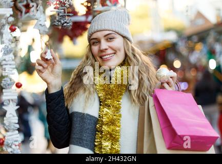 Femme tenant des sacs avec des jouets de Noël Banque D'Images