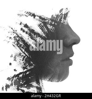 Un portrait de profil noir et blanc d'une femme combiné à des traits de peinture.Peinture. Banque D'Images