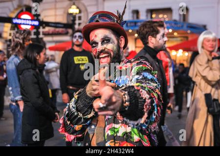 Piccadilly Circus, Londres, Royaume-Uni.31 octobre 2021.Les fêtards prennent part à une fête de danse d'Halloween, comprenant un groupe de Locals.org, une plate-forme sociale basée à Londres, et se rencontrent pour réunir les Londoniens.Les passants sont encouragés à se joindre à eux et à danser.Credit: Imagetraceur/Alamy Live News Banque D'Images