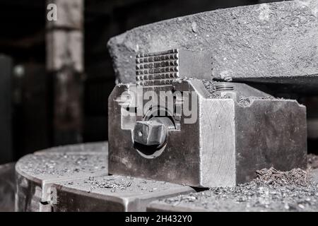 Partie de l'ancien équipement de fraisage et outils pour le travail des métaux avec les restes de copeaux de fer dans l'atelier de l'usine industrielle. Banque D'Images