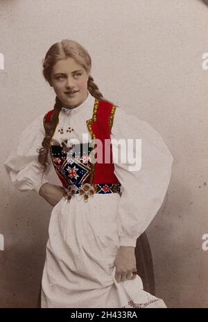 Une jeune femme norvégienne, posant dans un studio photographique portant une robe paysanne.Photographie en couleur de S. Persen, 1901. Banque D'Images