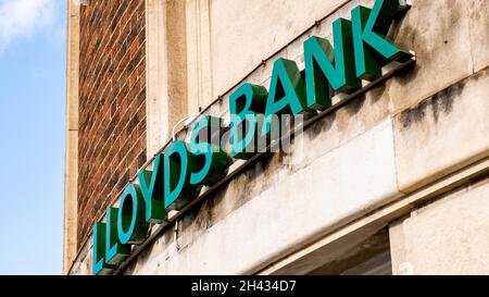 Epsom Surrey London, Royaume-Uni, octobre 31 2021, gros plan de la filiale High Street Retail Lloyds Bank logo with No People Banque D'Images