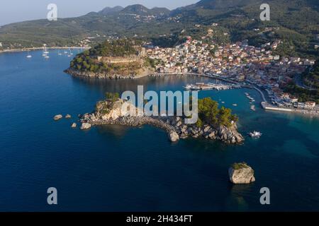 Photo aérienne de l'église sur l'île à la ville portuaire de Parga dans l'ouest de la Grèce Preveza Banque D'Images