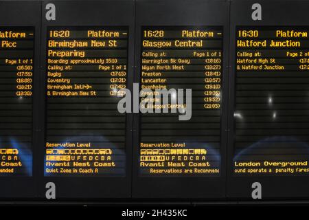 Euston Station, Londres, Royaume-Uni.31 octobre 2021.Les gens attendent des informations dans une gare très fréquentée d'Euston car de nombreux trains à destination de Glasgow ont été retardés ou annulés en raison de perturbations météorologiques plus anciennes et d'un arbre tombé sur une ligne de chemin de fer.Certains visiteurs, participants et délégués peuvent être confrontés à des retards dans leur voyage à la COP26.La gare est un centre principal pour les voyageurs qui se rendent au sommet et les panneaux d'affichage affichent des messages relatifs à l'événement.Credit: Imagetraceur/Alamy Live News Banque D'Images