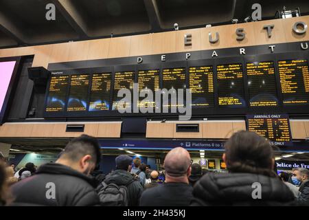 Euston Station, Londres, Royaume-Uni.31 octobre 2021.Les gens attendent des informations dans une gare très fréquentée d'Euston car de nombreux trains à destination de Glasgow ont été retardés ou annulés en raison de perturbations météorologiques plus anciennes et d'un arbre tombé sur une ligne de chemin de fer.Certains visiteurs, participants et délégués peuvent être confrontés à des retards dans leur voyage à la COP26.La gare est un centre principal pour les voyageurs qui se rendent au sommet et les panneaux d'affichage affichent des messages relatifs à l'événement.Credit: Imagetraceur/Alamy Live News Banque D'Images