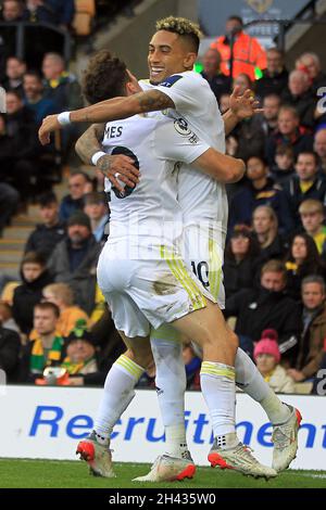 Norwich, Royaume-Uni.31 octobre 2021.Raphinha de Leeds United (R) célèbre le premier but de ses équipes avec Daniel James de Leeds United (L).Match Premier League, Norwich City v Leeds United à Carrow Road à Norwich le dimanche 31 octobre 2021. Cette image ne peut être utilisée qu'à des fins éditoriales.Utilisation éditoriale uniquement, licence requise pour une utilisation commerciale.Aucune utilisation dans les Paris, les jeux ou les publications d'un seul club/ligue/joueur. photo par Steffan Bowen/Andrew Orchard sports photographie/Alay Live news crédit: Andrew Orchard sports photographie/Alay Live News Banque D'Images