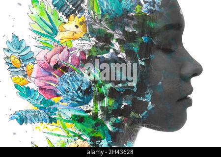 Peinture.Un portrait de profil noir et blanc d'une femme combiné à une peinture aquarelle colorée de fleurs. Banque D'Images