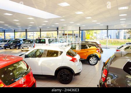 voitures d'occasion dans une salle d'exposition d'une entreprise automobile Banque D'Images