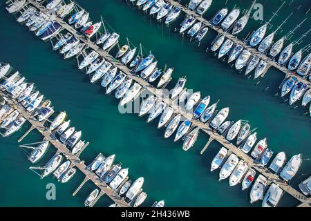Vue aérienne sur les quais de la marina avec des bateaux amarrés là-bas.Rimini, Italie - octobre 2021 Banque D'Images