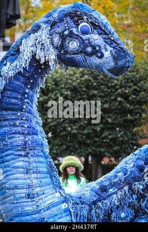 Grosvenor Square, Londres, Royaume-Uni.31 octobre 2021.Les gens regardent et posent avec désordre le monstre NESS de COP.Le désordre est entièrement fait à partir de jeans recyclés et d'autres matériaux durables, et sera sur Grosvenor Square jusqu'à novembre 12.La sculpture est une collaboration entre l'artiste Billie Achilleos, plate-forme de streaming WaterBear et MUD Jeans, une marque circulaire de denim.Credit: Imagetraceur/Alamy Live News Banque D'Images