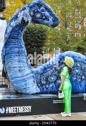 Grosvenor Square, Londres, Royaume-Uni.31 octobre 2021.Les gens regardent et posent avec désordre le monstre NESS de COP.Le désordre est entièrement fait à partir de jeans recyclés et d'autres matériaux durables, et sera sur Grosvenor Square jusqu'à novembre 12.La sculpture est une collaboration entre l'artiste Billie Achilleos, plate-forme de streaming WaterBear et MUD Jeans, une marque circulaire de denim.Credit: Imagetraceur/Alamy Live News Banque D'Images