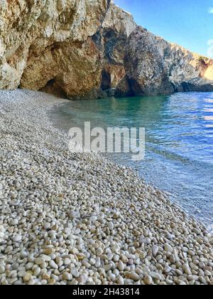 Koromacno Beach-Cres août 2020, Croatie.Célèbre plage sur l'île de Cres, falaises et mer claire de turquise.Plage de galets.Mer cristalline. Banque D'Images