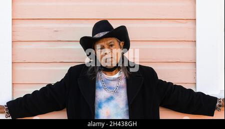 Portrait d'un cow-boy.Vieil homme dans des vêtements de style occidental dans le fond de mur en bois clair.Vue sur la rue, photo de voyage-20,2021 octobre-Richmond, C.-B. Banque D'Images