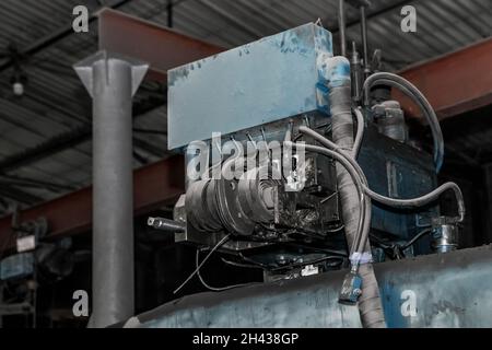 Anciens outils et équipements dans l'atelier d'une usine industrielle pour le travail des métaux. Banque D'Images