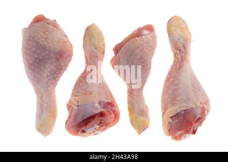 Quatre cuisses de poulet cru sur un sol blanc isolé dans la vue de dessus Banque D'Images