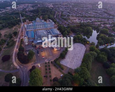 Vue aérienne en soirée du palais Alexandra dans le nord de Londres Banque D'Images