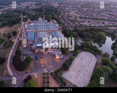 Vue aérienne du palais Alexandra et de la tour de radio dans le nord de Londres Banque D'Images