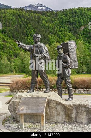 Alaska, Skagway, parc historique national de la ruée vers l'or du Klondike, statue du centenaire de Slagway 1897 Banque D'Images