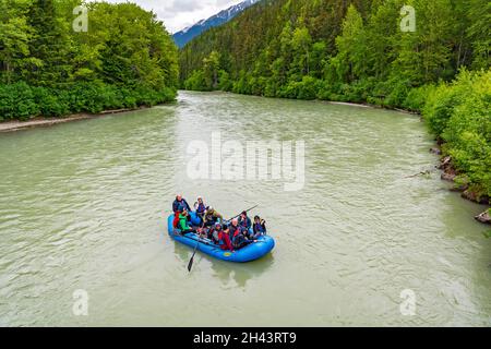 Alaska, Dyea, parc historique national de la ruée vers l'or du Klondike, unité ferroviaire de Chilkoot, rivière Taiya, participants en randonnée et en excursion flottante Banque D'Images