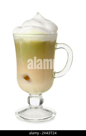 Verre de hojicha latte glacé sur fond blanc Banque D'Images