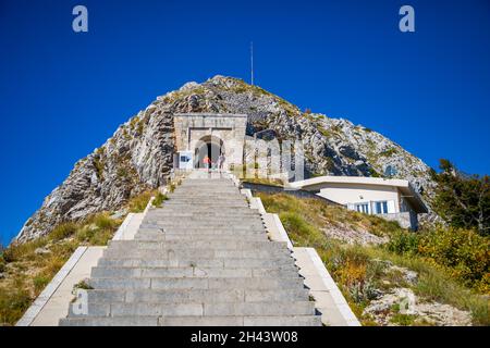 Lovchen, Monténégro - 4 octobre 2021 : mausolée Petar II Petrovic Njegos sur le sommet du mont Lovchen au Monténégro Banque D'Images