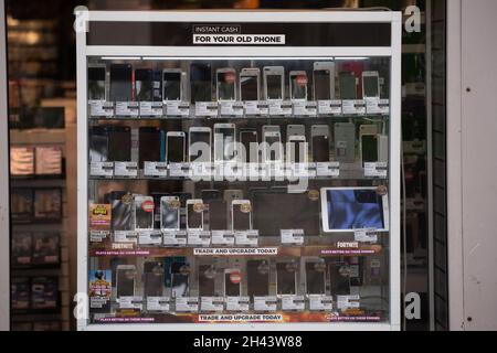 Téléphones mobiles d'occasion à vendre dans un magasin de prêt sur gage au pays de Galles. Banque D'Images